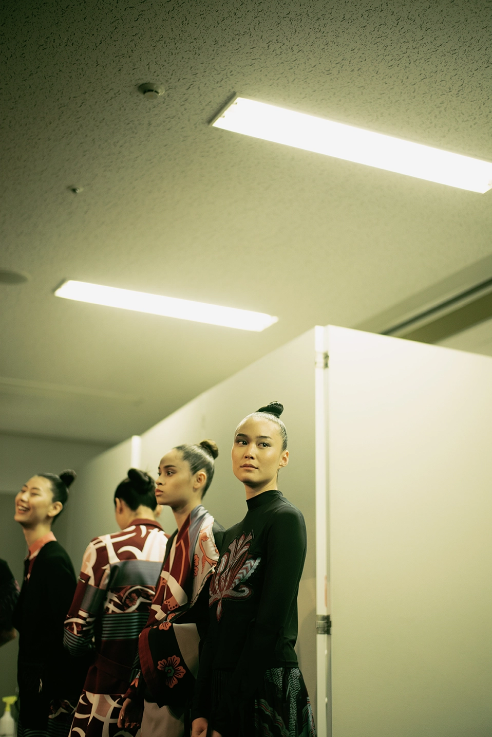 Heroïne models waiting backstage