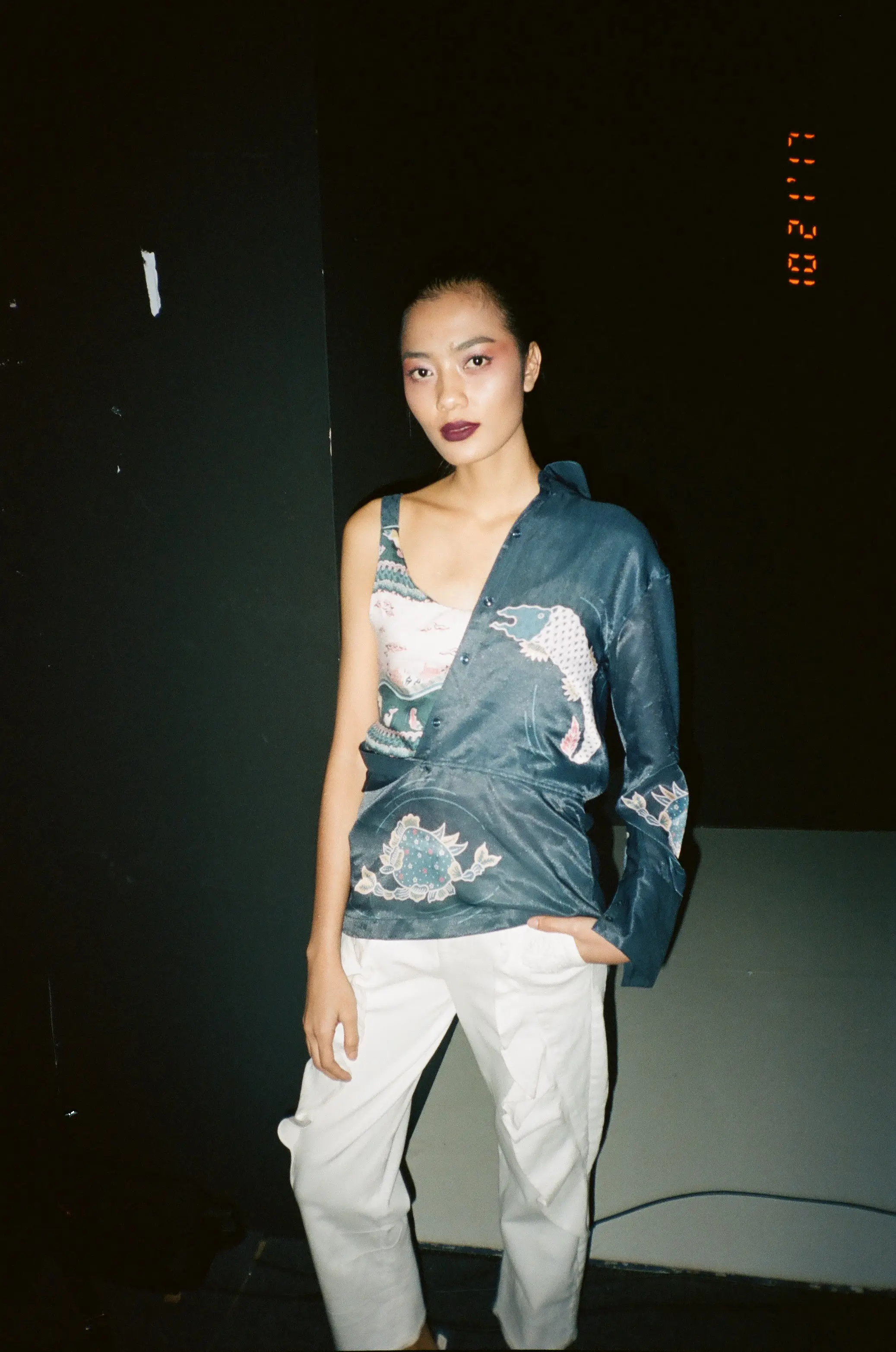 Padusan backstage look with double-layer fish shirt