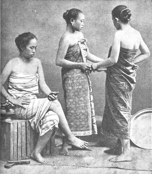 Archival reference of Javanese women wearing kemben