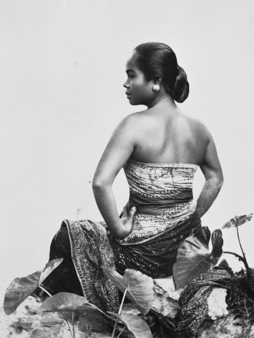 Archival portrait reference of a Javanese woman wearing kemben